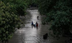 Muson yağmurları sebebiyle yaşamını yitirenlerin sayısı 100’ü aştı