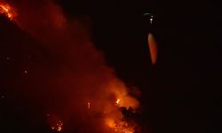 Orman yangınına gece görüşlü helikopterlerle müdahale sürüyor