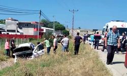 Su kanalına devrilen otomobilde çok sayıda yaralı var