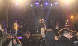 Yağmur Altında Unutulmaz Konser