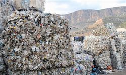 Ağlara takılan plastikleri toplayarak Akdeniz'i temizliyorlar