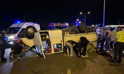 Devrilen kamyonetteki 4 kişi yaralandı