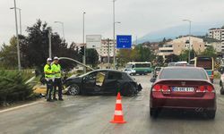 Karabük'te trafik lambasına ve panelvana çarpan otomobilin sürücüsü yaralandı