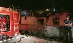 Karabük'te yangın çıkan tek katlı ev kullanılamaz hale geldi