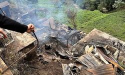 Rize'de iki katlı ev yandı