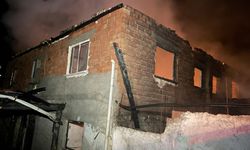 Yangın çıkan iki katlı ev kullanılamaz hale geldi