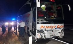 Yolcu otobüsü ile otomobilin çarpıştığı kazada 2 kişi öldü