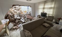 Yıkım esnasında çöken ağır hasarlı bina bitişikteki apartmana zarar verdi