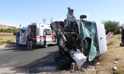 Yolcu otobüsü ile minibüsün çarpıştığı kazada 18 kişi yaralandı