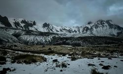 Erciyes'in zirvesine kar yağdı