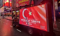 New York'ta, Cumhuriyet'in 100. yılı dolayısıyla Türk bayrağının yer aldığı dijital ilan kamyonları tur attı