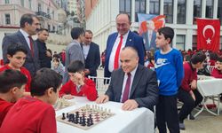 Artvin Valisi Ünsal öğrencilerle satranç oynadı