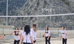 249 metre yükseklikte voleybol oynadılar