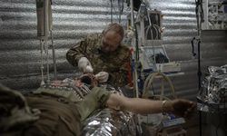Ukraynalı sağlık ekipleri cephede yaralanan askerlerin hayatını kurtarmak için zor şartlarda görevde