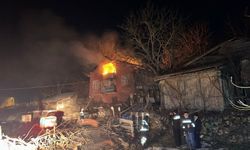 3 Katlı Evde Çıkan Yangın Söndürüldü