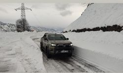 Kar kalınlığı 1,5 metreyi bulan Camili yolu ulaşıma açıldı