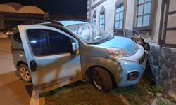 Elektrik Trafosunun Duvarına Çarpan Aracın Sürücüsü Yaralandı