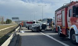 Hafif Ticari Aracın Otomobile Çarptığı Kazada 3 Kişi Öldü
