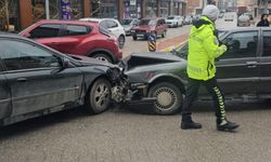 İki Araç Çarpıştı, 1 Kişi Yaralandı