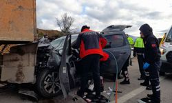 Kaza Yapan Araçta Sıkışan Yaralı Sürücüyü İtfaiye Kurtardı