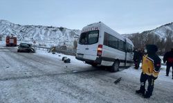 Yolcu Minibüsü ile Hafif Ticari Aracın Çarpıştığı Kazada 16 Kişi Yaralandı