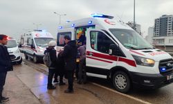 Minibüs Markete Girdi, 5 Öğrenci Yaralandı