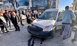 Minibüs ile Ticari Araş Çarpıştı, 2 Kişi Yaralandı