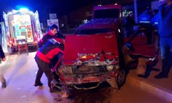 Otomobil ile Hafif Ticari Aracın Çarpıştığı Kazada 2 Kişi Yaralandı