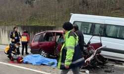 Otomobil ile Minibüsün Çarpıştığı Kazada 2 Kişi Öldü