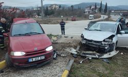 Otomobille Çarpışan Aracın Sürücüsü Yaralandı