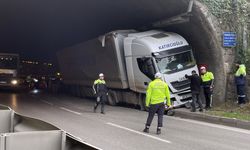 Tünel Duvarına Çarpan Tırın Sürücüsü Yaralandı