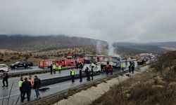 Yolcu Otobüsü Kamyona Çarptı, 2 Kişi Öldü, 5 Kişi Yaralandı