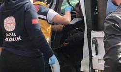 Belediye Otobüsüne Çarpan Kamyonetin Sürücüsü Yaralandı