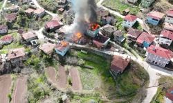 Köyde Çıkan Yangında 6 Evde Hasar Oluştu