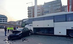 Otobüse Çarpan Otomobilin Sürücüsü Yaralandı