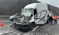 Tıra Çarpan Minibüsün Sürücüsü Ağır Yaralandı