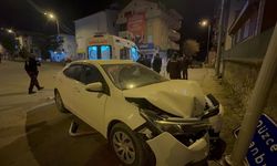 Trafik Levhasına Çarpan Otomobildeki 2 Kişi Yaralandı