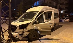 Otomobille Minibüsün Çarpışması Sonucu 4 Kişi Yaralandı