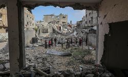 İsrail Savaş Uçakları Refah'ta Sivillerin Yaşadığı Evi Vurdu
