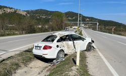 Refüje Devrilen Otomobildeki 2 Kişi Ağır Yaralandı