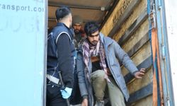 Tırın dorsesinde 64 düzensiz göçmen yakalandı