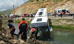 Yolcu Otobüsünün Dereye Düşmesi Sonucu 7 Kişi Yaralandı