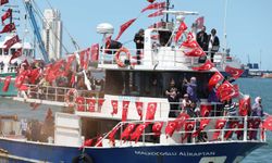 Gemiler ve Balıkçı Tekneleri Türk Bayrakları ve Atatürk Posterleriyle Vatandaşları Selamladı