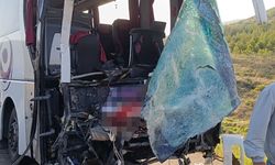 Yolcu Otobüsü ile Kamyonet Çarpıştı, 17 Kişi Yaralandı