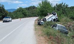 Hafif Ticari Araçla Otomobilin Çarpıştığı Kazada 3 Kişi Yaralandı