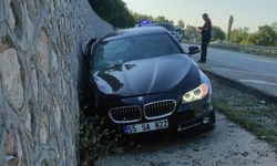 Otomobil İstinat Duvarına Çarptı, 1 Kişi Öldü, 4 Kişi Yaralandı