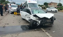 Üç aracın karıştığı kazada 1 kişi hayatını kaybetti, 4 kişi yaralandı