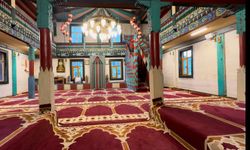 İremit Camii renkli mimarisiyle dikkat çekiyor