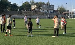 Gençler İçin Futbol Sahasını Yenileyen Köylüler, Şimdi De Tribün Yapıyor