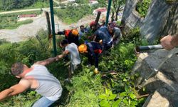 İlkel teleferiğe çay yüklediği sırada akıma kapılan kişi yaralandı